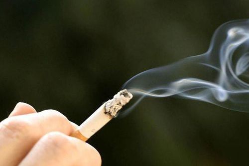 Không cấm hút thuốc trong trường ĐH,CĐ có khối tích trên 5.000 m3: Có trái Luật Giáo dục?