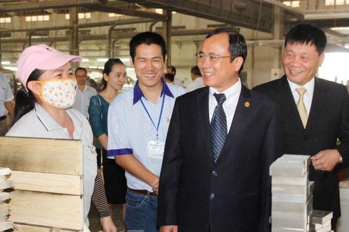 Doanh nghiệp cắt giảm chi phí để thưởng tết, công nhân được tặng vé máy bay