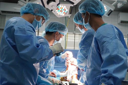 Lần đầu tiên đưa vật liệu 'siêu đặc biệt' từ nước ngoài về ghép cho người bị ung thư xương