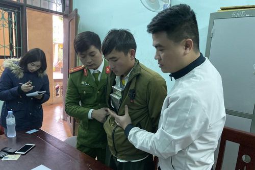 Bắt giữ nam thanh niên giấu 2 bánh heroin trong áo khoác