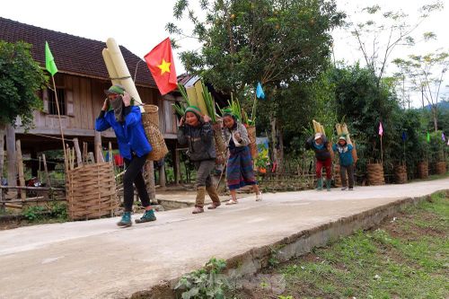 Rét run cầm cập, người dân vùng cao đắp chăn sưởi ấm cho gia súc