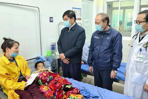 Bốn cháu nhỏ bị thiết bị xây dựng đè trúng, hai cháu tử vong