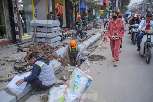 Việc cải tạo, lát đá vỉa hè phố Khâm Thiên kéo dài trong 4 tháng