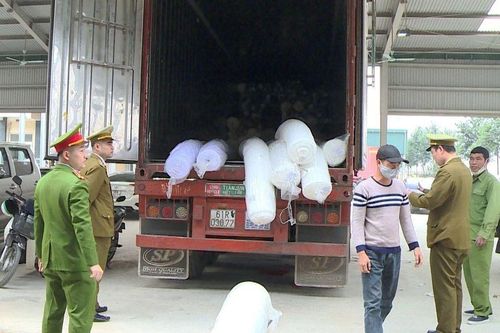 Bắt giữ ô tô đầu kéo vận chuyển hàng nhập lậu trị giá 5 tỷ đồng