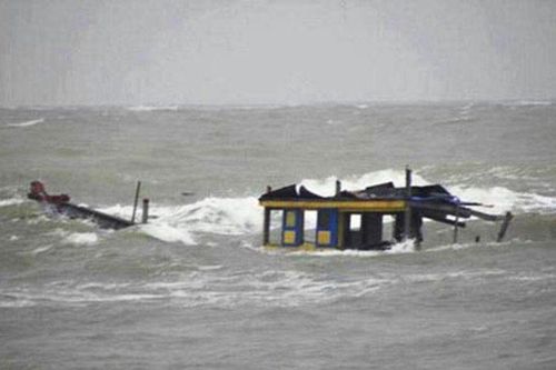 Hai vợ chồng bị sóng lớn đánh chìm khi đang mưu sinh trên biển