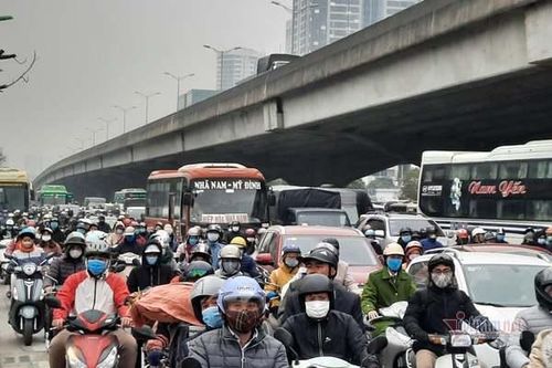 Đường Hà Nội chật cứng xe cộ, nghìn người 'chôn chân' giờ đi làm