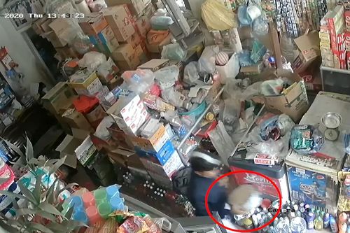 Vờ mua hàng, người đàn ông nhanh tay lấy trộm hộp đựng tiền và thẻ cào