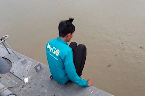Ngăn kịp thời nam thanh niên nhảy cầu Cần Thơ vì thua chứng khoán