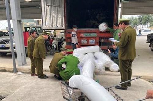 Phát hiện ô tô vận chuyển hàng hóa số lượng lớn nghi nhập lậu