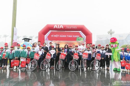 300 chiếc xe đạp được trao cho học sinh có hoàn cảnh khó khăn ở Nghệ An