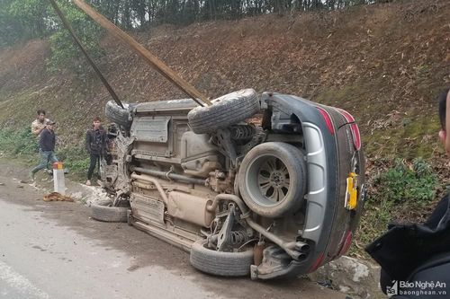 Xế hộp đâm vào vách núi, lật ngửa bên đường N5