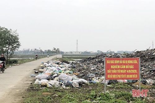 Rác 'vây' khu dân cư mẫu ở Đức Thọ
