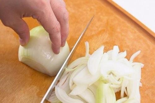 Mẹo cắt hành tây mà không cay mắt
