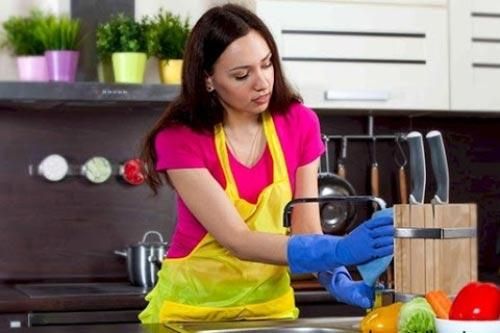 3 cách xử lý vết dầu mỡ bám dính khi nấu ăn
