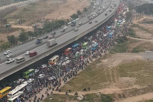 Ùn tắc kinh hoàng tại Hà Nội, nhiều người chôn chân hàng tiếng đồng hồ trên đường