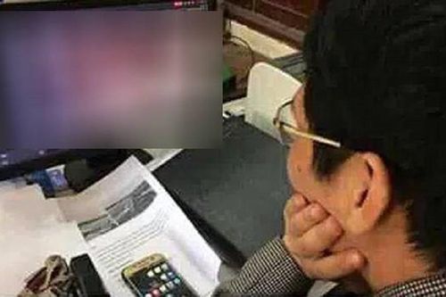 Coi thi nhưng thầy giám thị chỉ chăm chú xem thứ này trên màn hình, sự thật khiến học trò 'khóc thét'