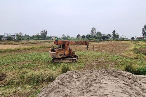 Đổ máy ép cọc công trình nhà văn hóa, 2 cháu nhỏ tử vong thương tâm, 2 bé nhập viện