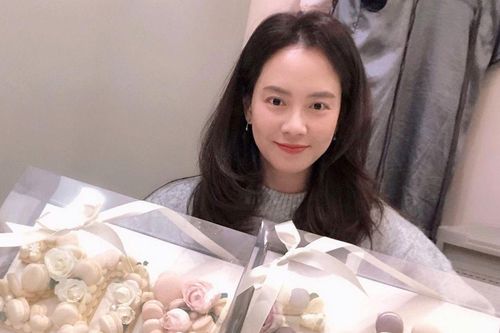 Kỷ niệm 20 debut, mợ ngố Song Ji Hyo gửi lời cám ơn fan khi nhận quà