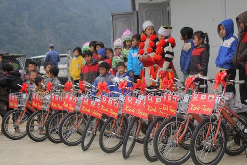 Đông ấm cho trẻ em khó khăn ở huyện Na Hang, Tuyên Quang