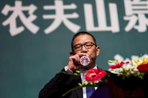 Tỷ phú nước đóng chai Trung Quốc giàu hơn Warren Buffett