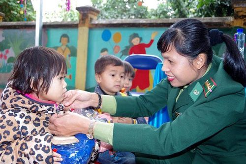 Nữ quân nhân hết lòng vì công việc