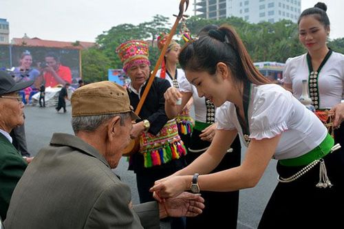 Phát triển du lịch từ bản sắc văn hóa dân tộc