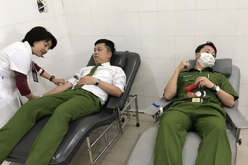Chiến sỹ Công an Lâm Đồng hiến máu khẩn cấp cứu người