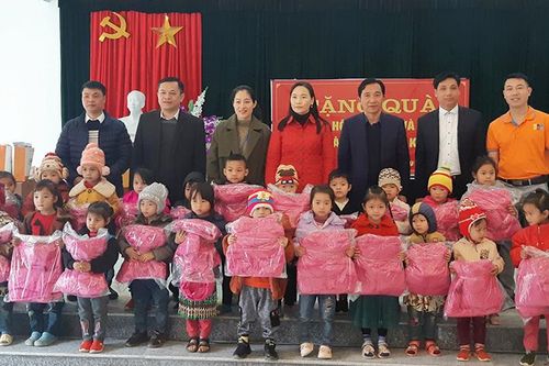 Tặng quà hộ nghèo, học sinh có hoàn cảnh khó khăn tại Na Hang