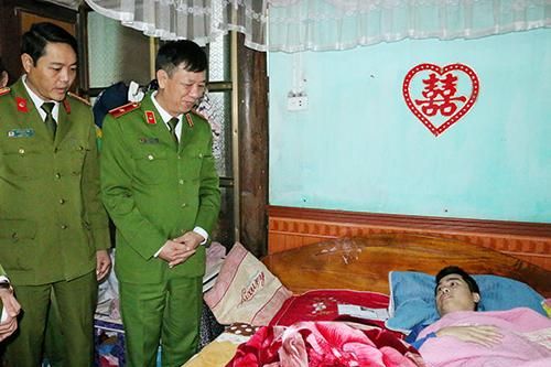 Bàn giao nhà tình nghĩa tặng cán bộ Trại giam Xuân Hà