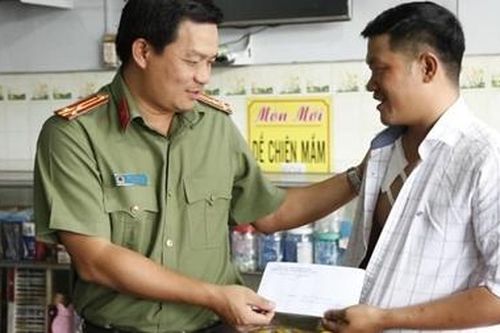 Thăm hỏi thành viên CLB phòng chống tội phạm bị thương