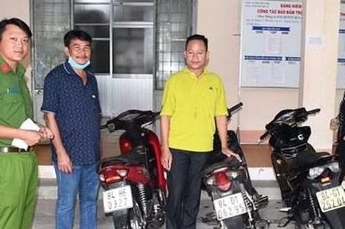 Công an huyện Trà Cú trao trả 5 xe máy bị mất trộm cho người dân