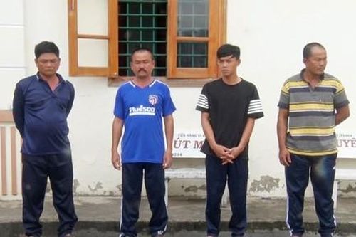 Chủ trường gà cùng đàn em nhốt, đánh con bạc