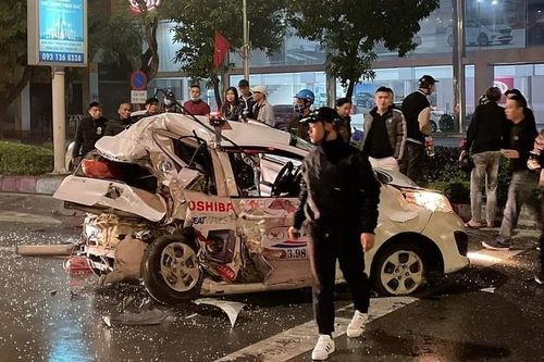 Xe taxi bị đâm nát ở ngã tư, nữ hành khách nguy kịch