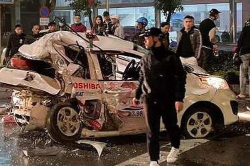 Nghệ An: Kinh hoàng xe bán tải đâm nát đuôi xe taxi dừng đèn đỏ, nữ hành khách nguy kịch