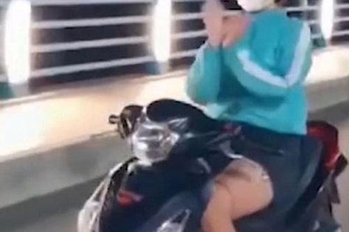 Lộ danh tính cô gái đi xe máy thả 2 tay múa quạt gây bức xúc dư luận