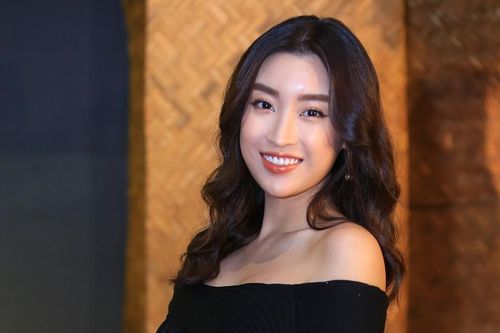 Dù mặc đầm đen kín đáo, Hoa hậu Đỗ Mỹ Linh vẫn gặp sự cố khó nói vì đèn flash