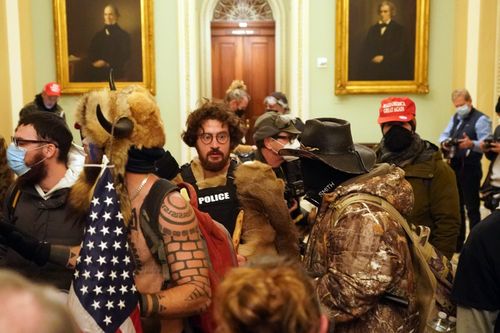 Người ủng hộ Tổng thống Trump xông vào Điện Capitol