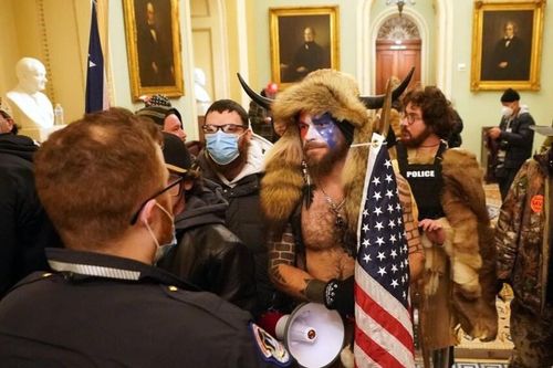 Facebook, Twitter khóa tài khoản ông Trump vì ủng hộ bạo loạn