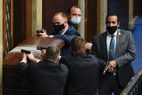 Nghị sĩ chạy trốn khi người biểu tình tràn vào Điện Capitol
