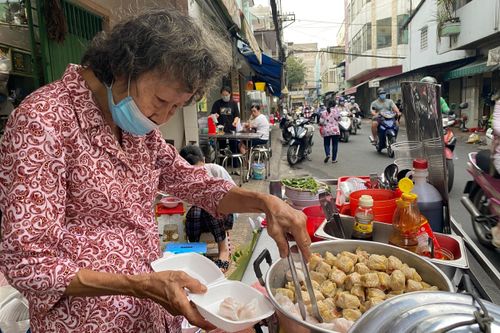 Xe há cảo, súp cua đắt hàng của 2 chị em cụ bà ở TP.HCM