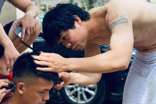 Công Phượng cắt tóc cho đồng đội