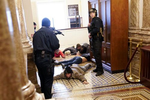 Nghị sĩ Mỹ kể lại khoảnh khắc người biểu tình xông vào Điện Capitol