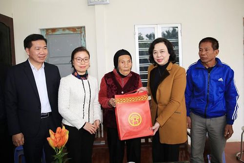 Lãnh đạo thành phố thăm, tặng quà các gia đình chính sách thị xã Sơn Tây