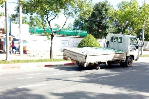 Tai nạn giao thông mới nhất hôm nay 7/1: Xe tải đang chạy văng bánh làm một phụ nữ gãy chân