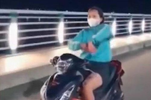'Nữ quái' phóng xe, thả tay múa quạt trên đường bị phạt 7,4 triệu đồng