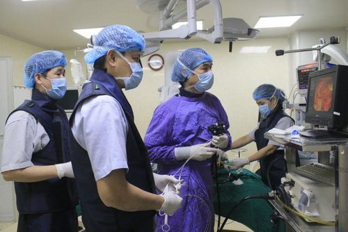 Nội soi mật tụy ngược dòng lấy sỏi cứu bệnh nhân 91 tuổi