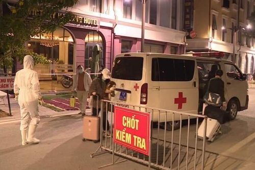 Hà Nội đình chỉ thêm hai cán bộ y tế liên quan bệnh nhân 1.498