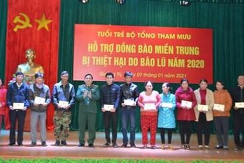 Đoàn công tác Bộ Tổng Tham mưu tặng quà nhân dân bị ảnh hưởng bão lũ trên địa bàn tỉnh Quảng Bình và Quảng Trị
