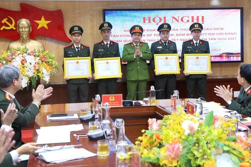 Nhiều tập thể, cá nhân được tuyên dương sau 15 ngày ra quân tấn công, trấn áp tội phạm
