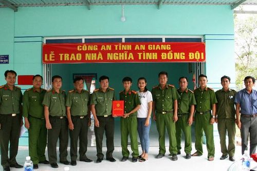 Công an tỉnh An Giang trao nhà 'Nghĩa tình đồng đội', 'Nhà tình thương'